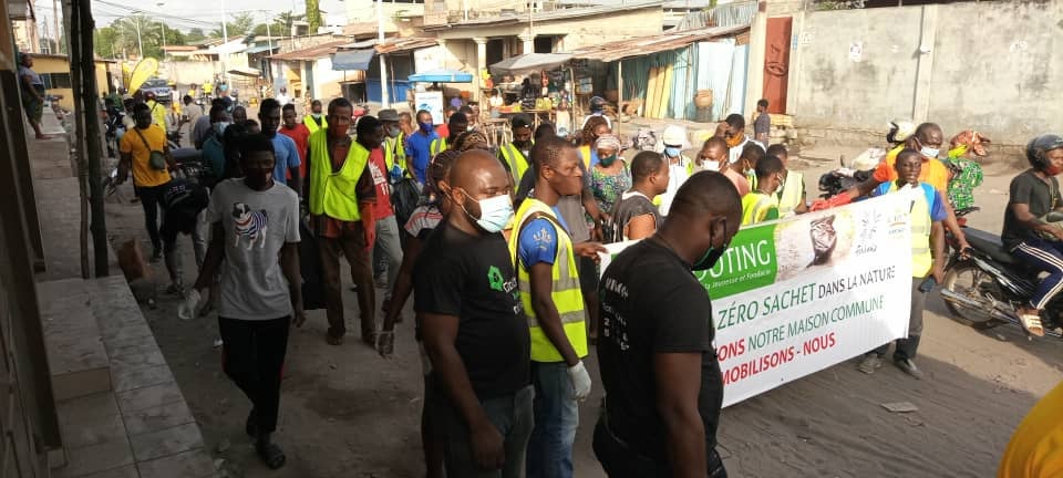 You are currently viewing À Cotonou, des jeunes catholiques et protestants engagés pour la salubrité de la ville