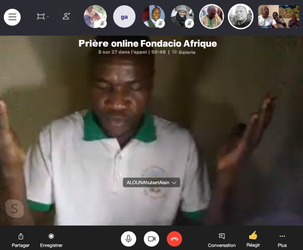 África: lanzamiento de oraciones carismáticas en línea.