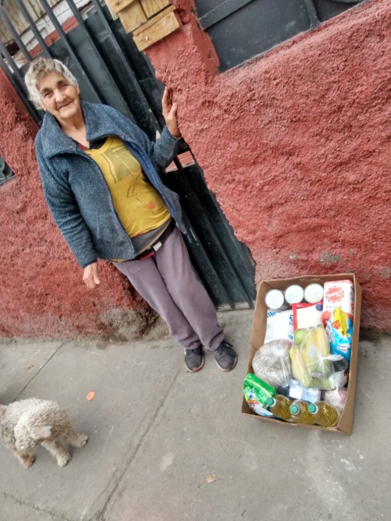 Read more about the article A Hogar Más Digno distributes food boxes.